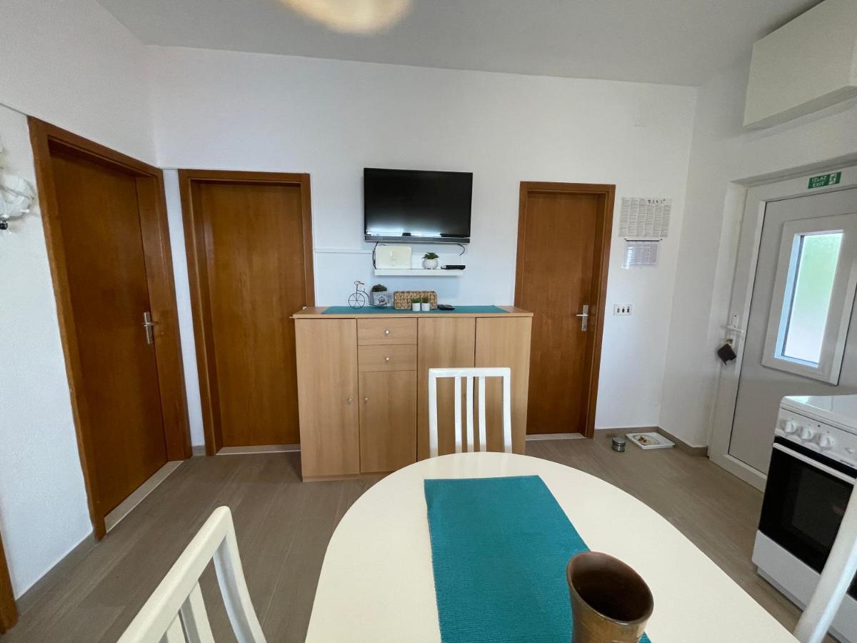 Apartman Emilija Vinisce ภายนอก รูปภาพ